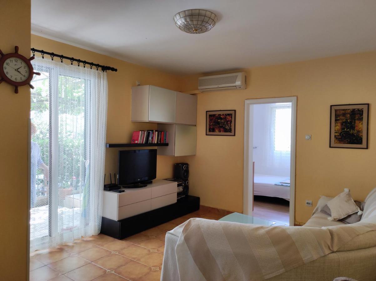 Apartment At Two Sisters *